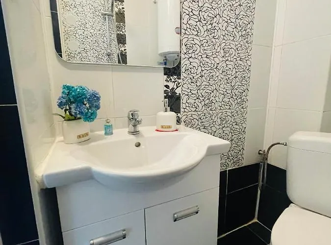 By The Sea - With Free Parking فارنا