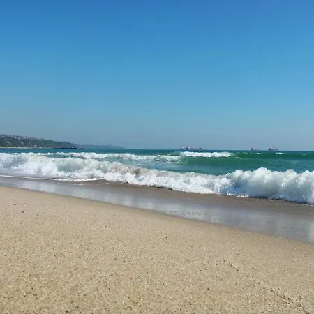 Διαμέρισμα By The Sea - With Free Parking *