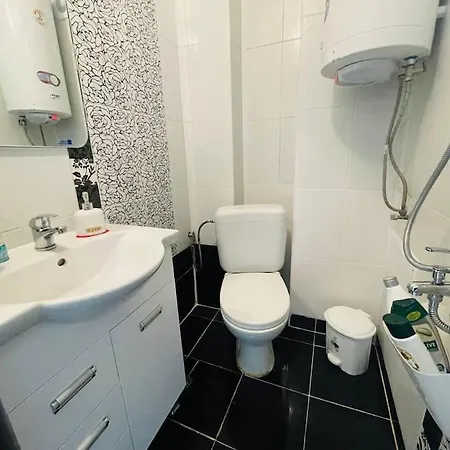 By The Sea - With Free Parking Apartament