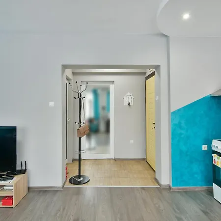 By The Sea - With Free Parking Apartament