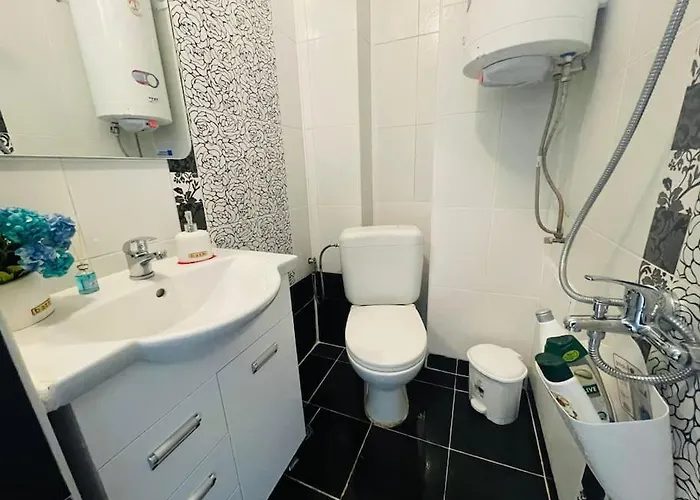 By The Sea - With Free Parking Apartment