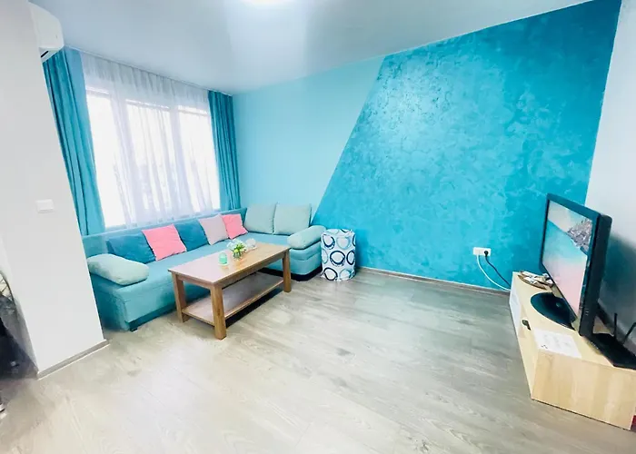 By The Sea - With Free Parking Apartment *